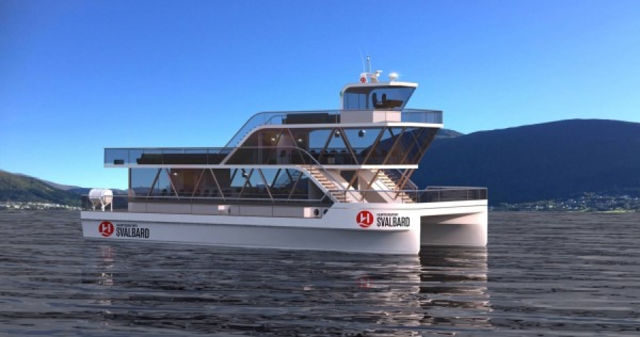 Hybride snelle catamaran varend in een fjord met bergen in de achtergrond en een blauwe lucht.