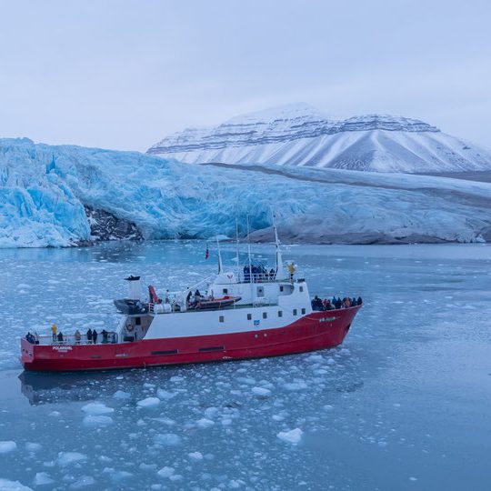 Varen door het fjord naar Billefjorden